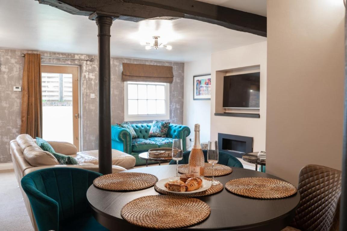 Perfectly Located Town House -2br *