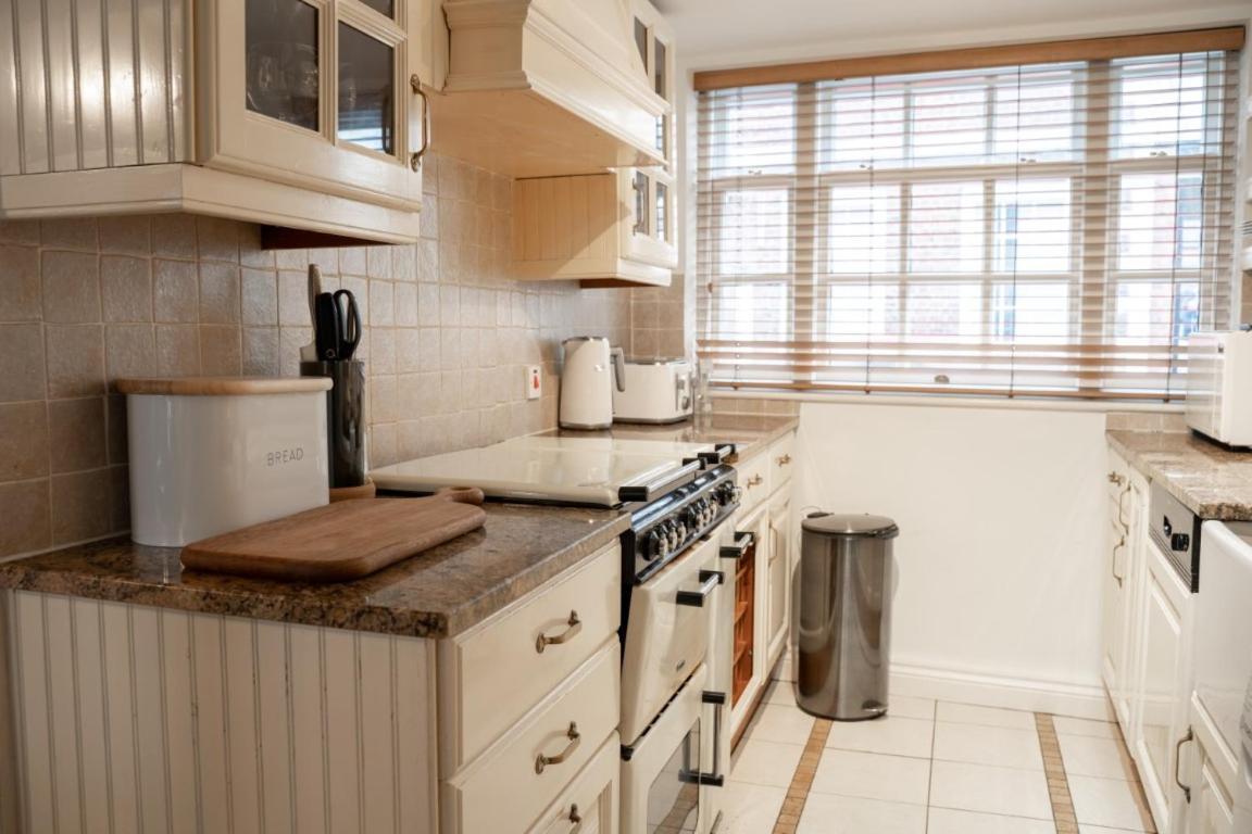 Perfectly Located Town House -2br * Chester