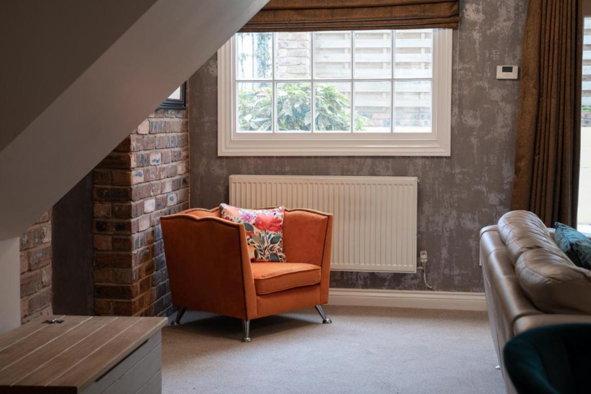 Perfectly Located Town House -2br Chester