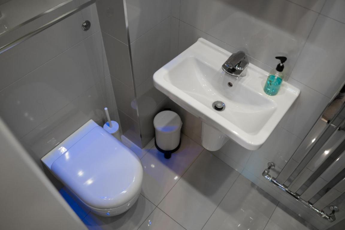 Perfectly Located Town House -2br Сasa de vacaciones *