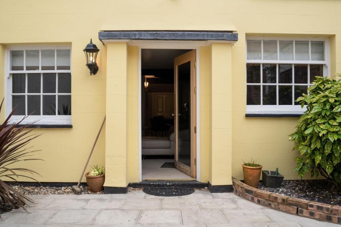 Perfectly Located Town House -2br Chester