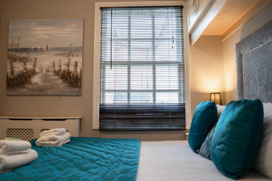 Perfectly Located Town House -2br Holiday home