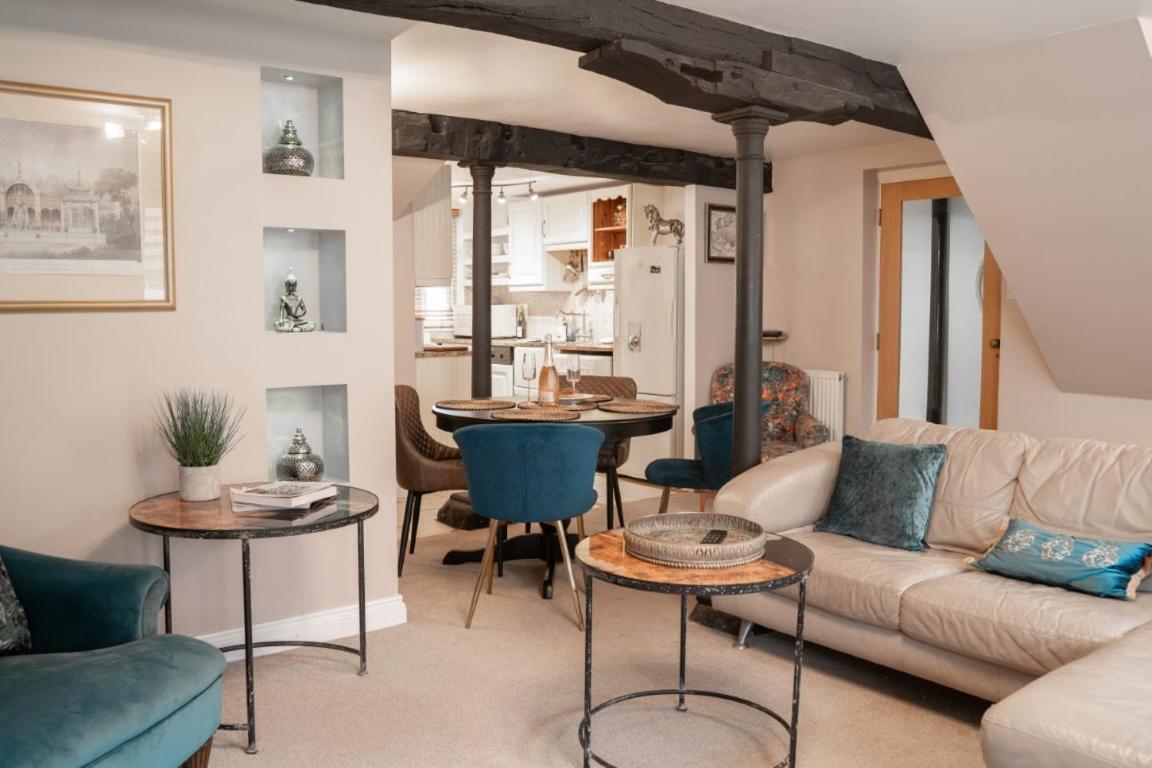 Perfectly Located Town House -2br Chester