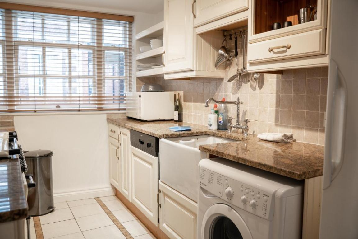 Perfectly Located Town House -2br Holiday home